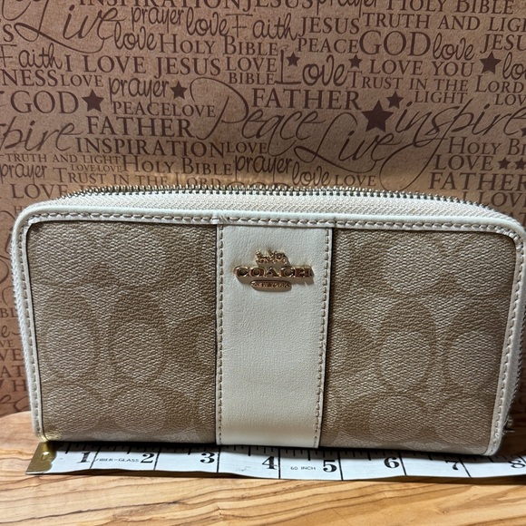 Coach Tan and Cream Shoulder Bag and wallet preowned great condition. - Picture 11 of 16